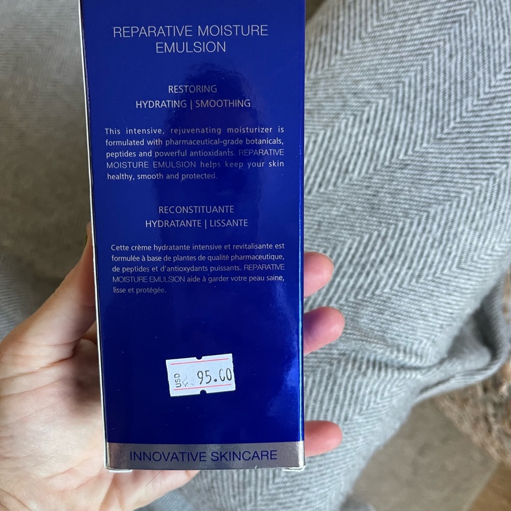 iS CLINICAL reparative moisture emulsion